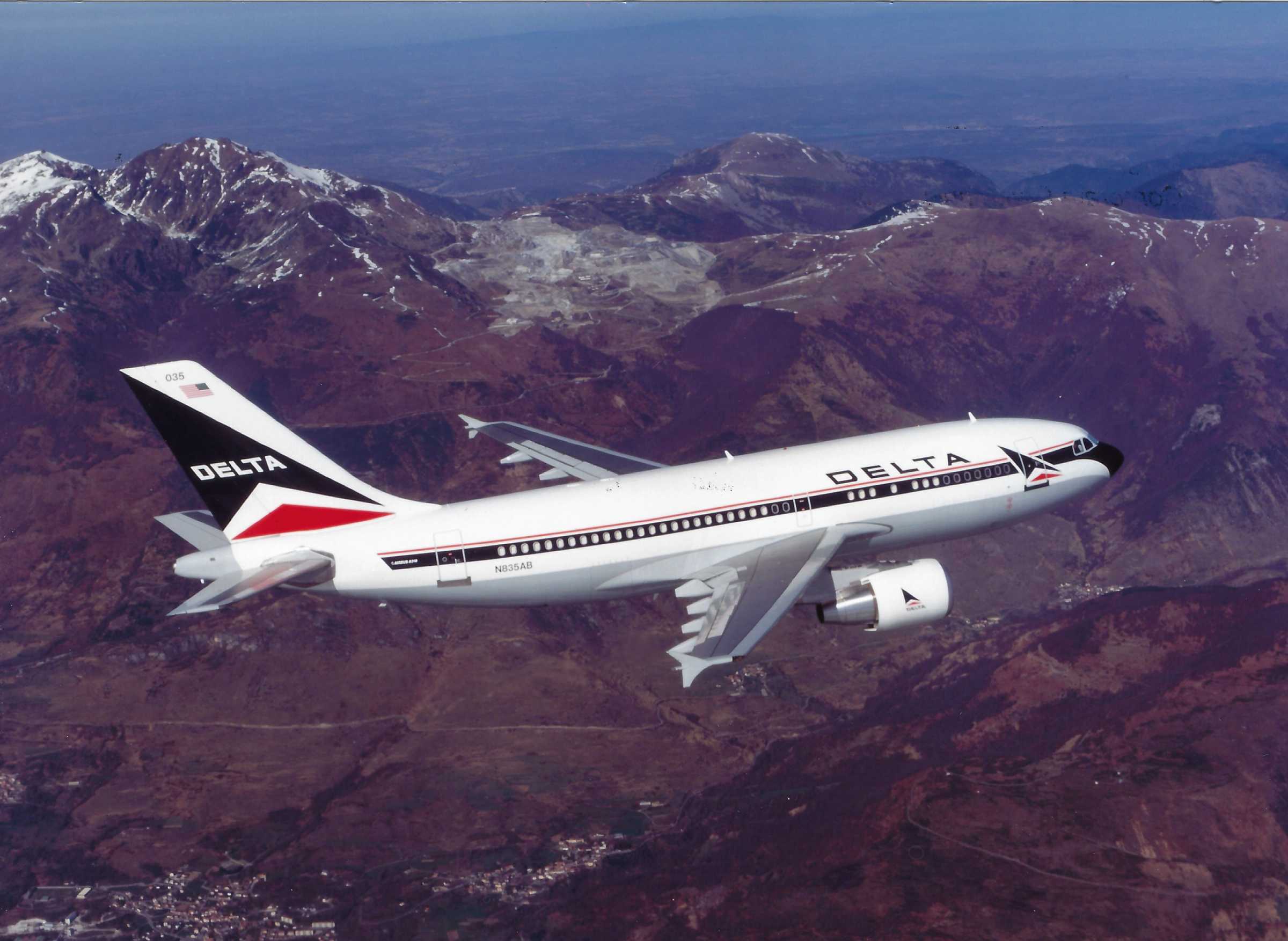 A310 in Delta airlines colours. June 1993. Photo - Airbus Industrie LOW