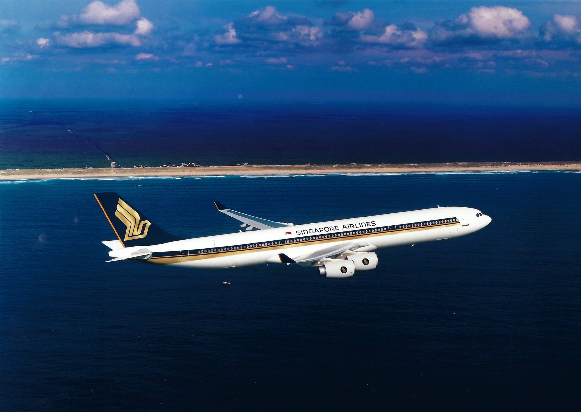 Airbus A340-500 in Singapore airlines livery. Photo - Airbus Industrie LOW