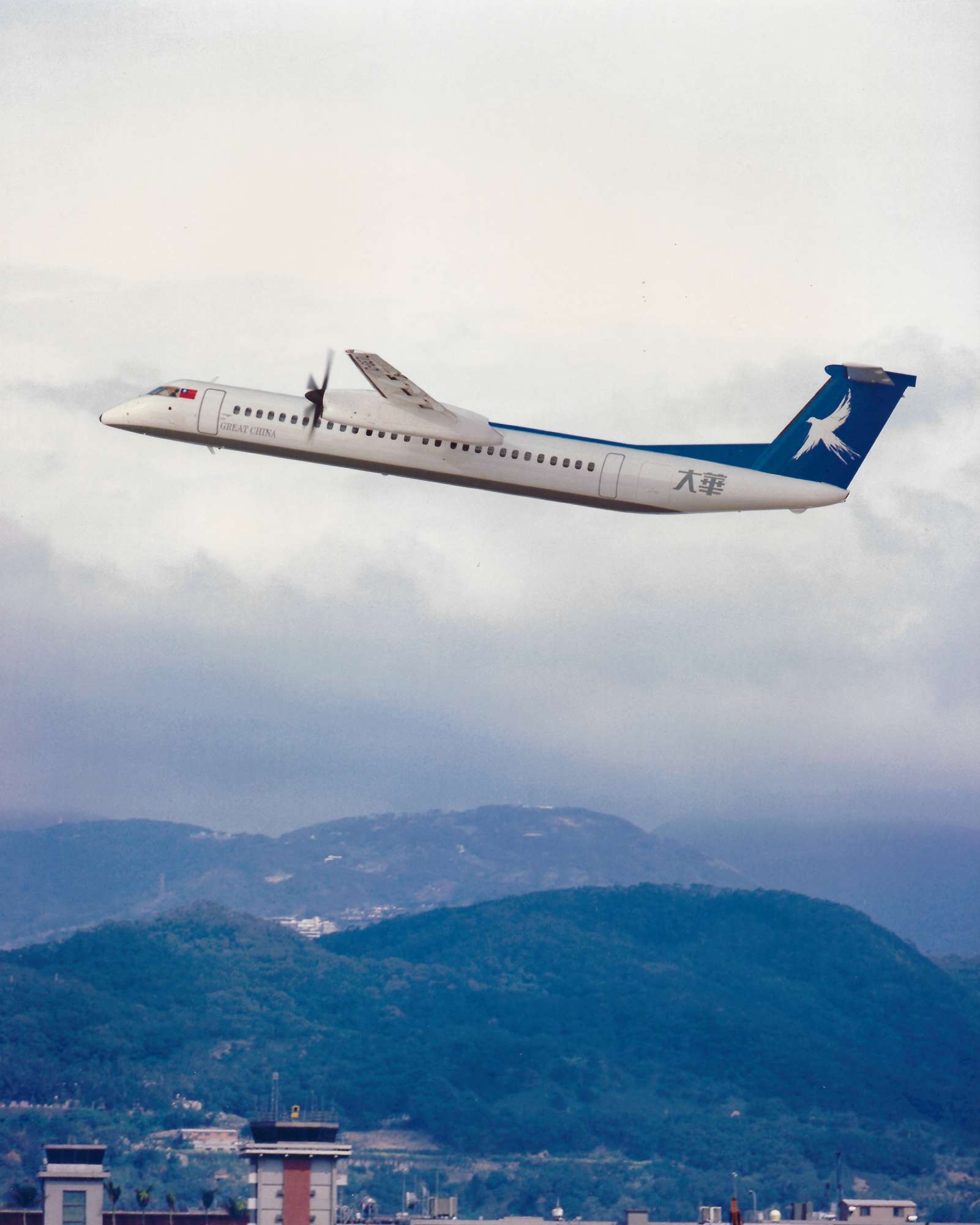 Bombardier D-8-400 in Great China colours low