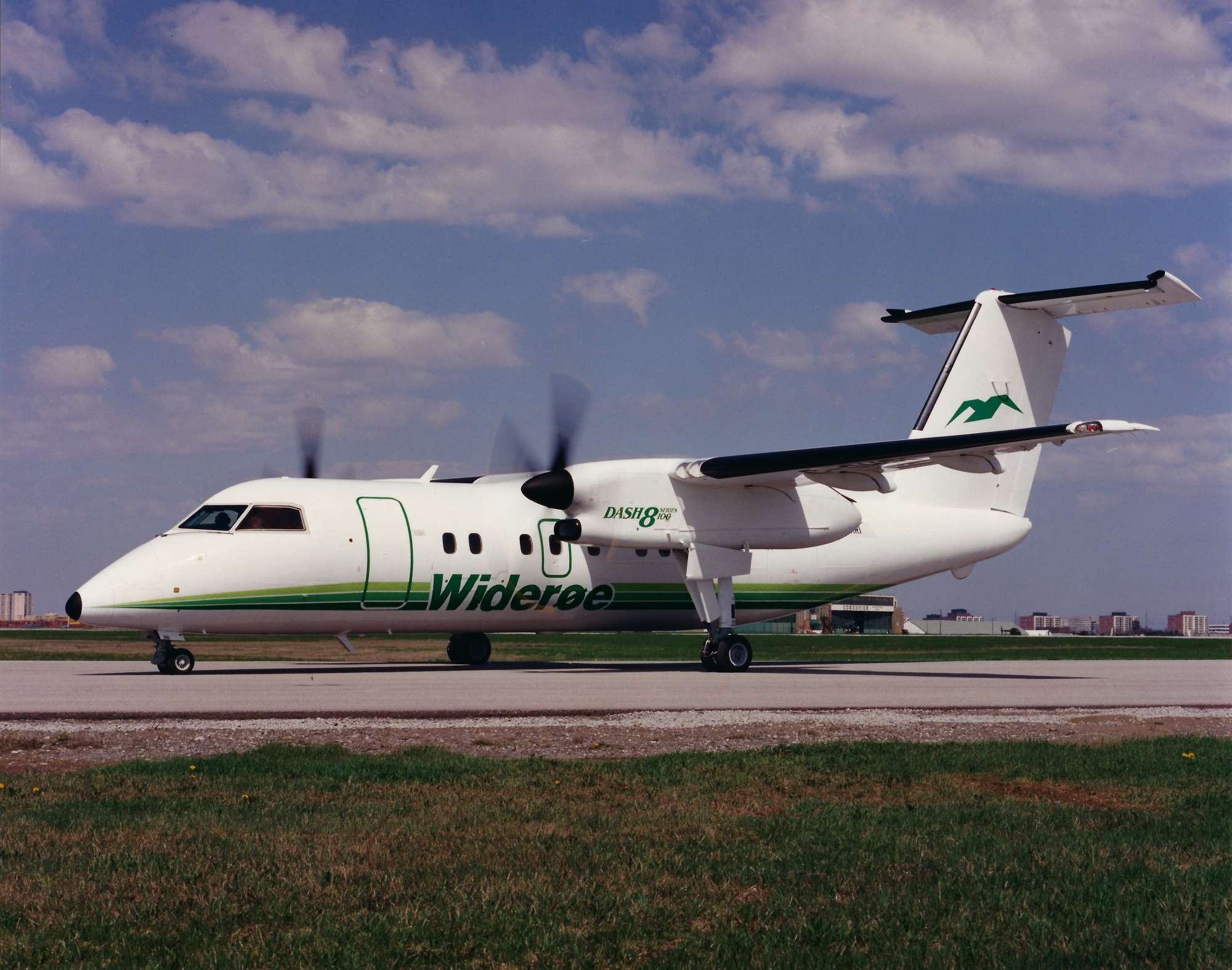 Bombardier D8 - 100 Wideroe. Photo Bombardier low