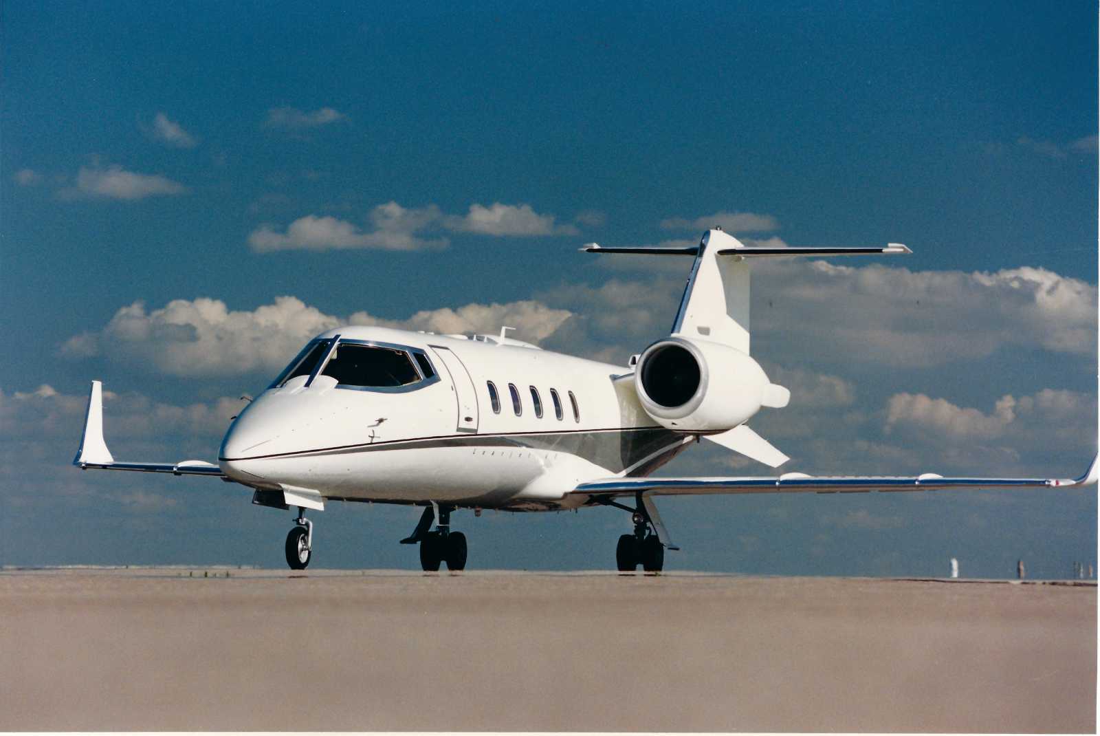 Bombarider Learjet 60. Photo - Bombardier low