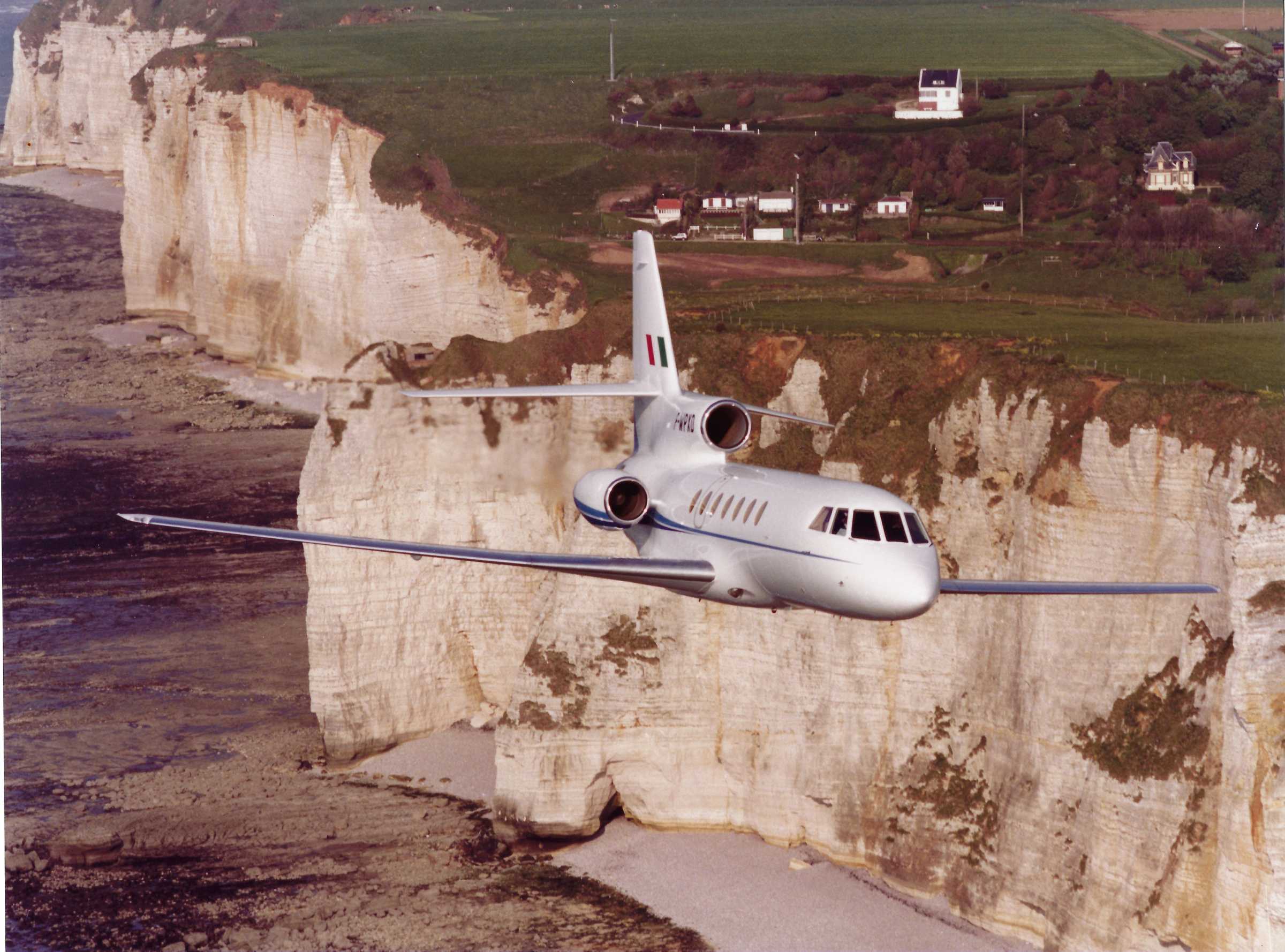 Falcon 50 Photo 1 - Dassault Aviation low