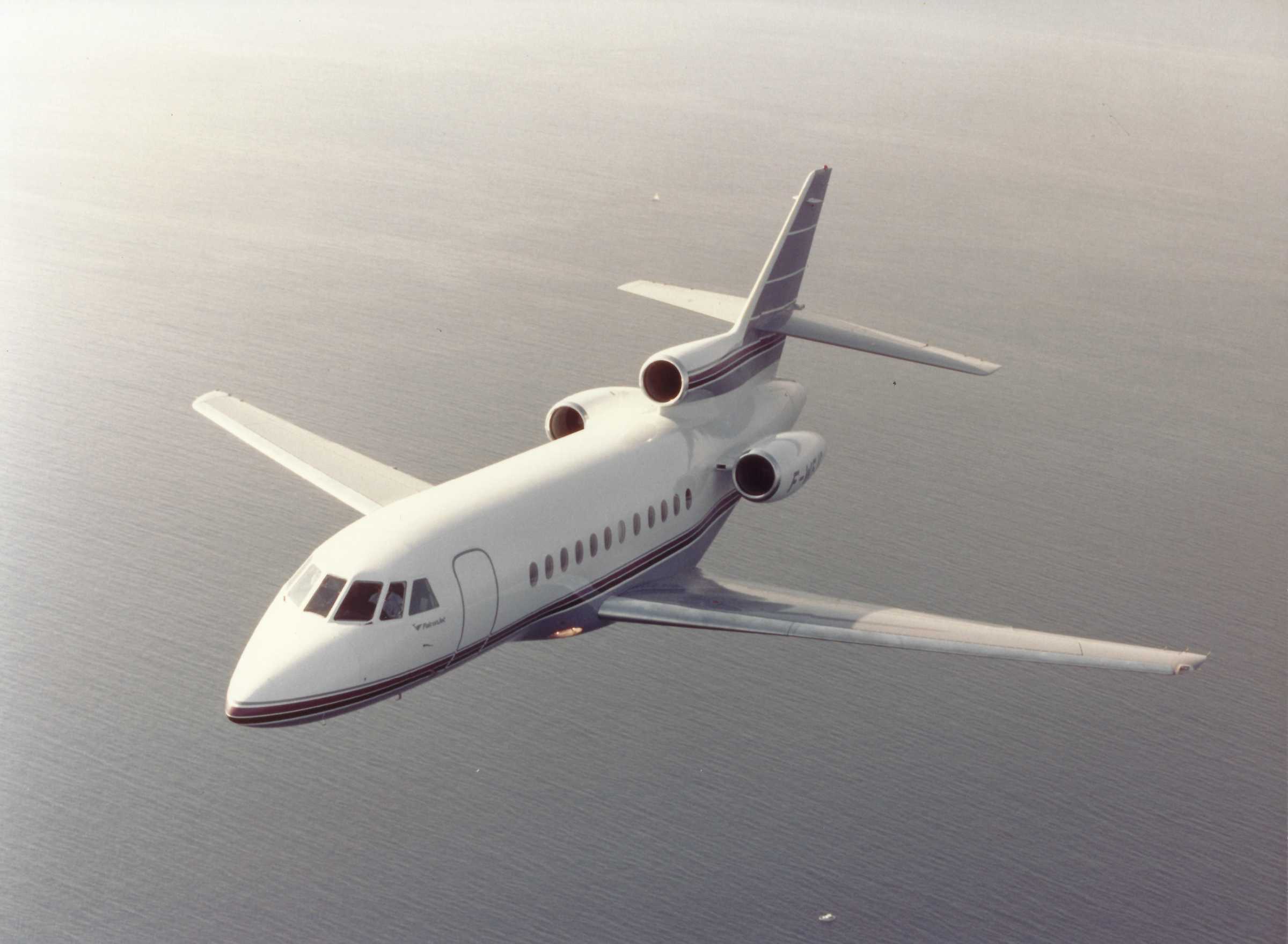 Falcon 900. Photo 1 - Dassault Aviation low