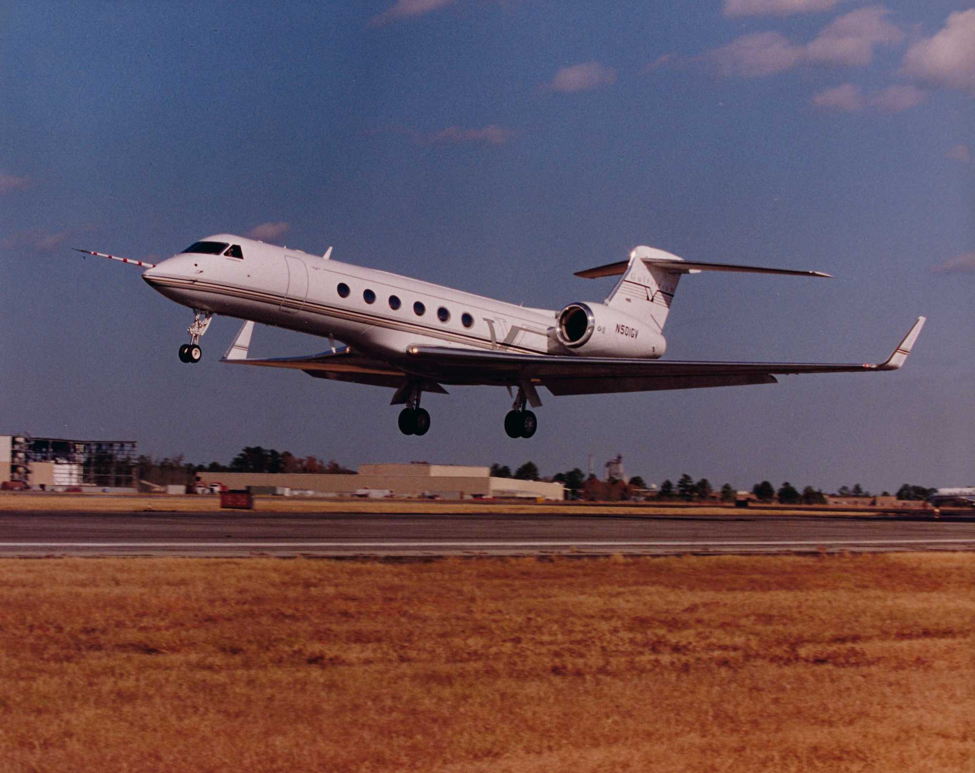 Gulfstream V flight demo tests. Photo 1- Gulfstream low