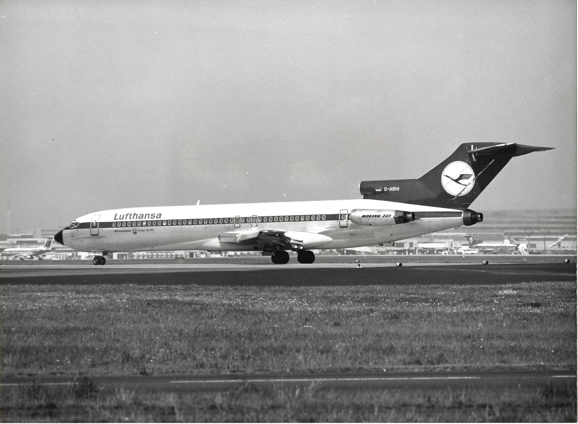 Lufthansa Boeing 727-230. Photo - Lufthansa low